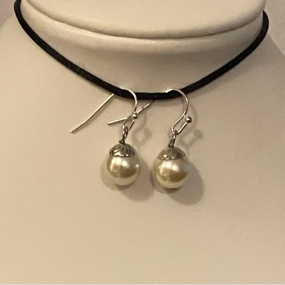 NEW  Faux Pearl necklace & earrings - Picture 3 of 4